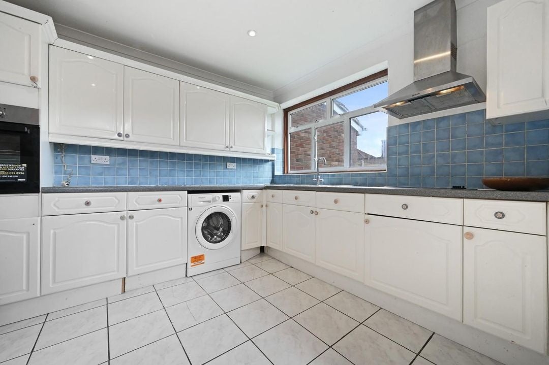 Room Kingsdown Avenue in Greater London