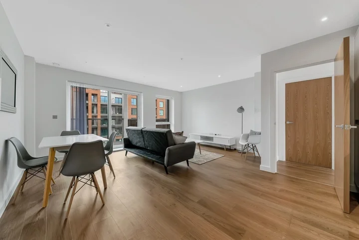Flat Lismore Boulevard in Greater London