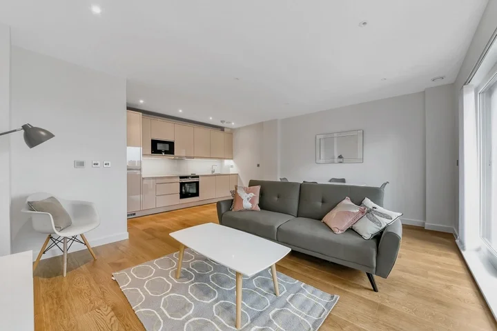 Flat Lismore Boulevard in Greater London