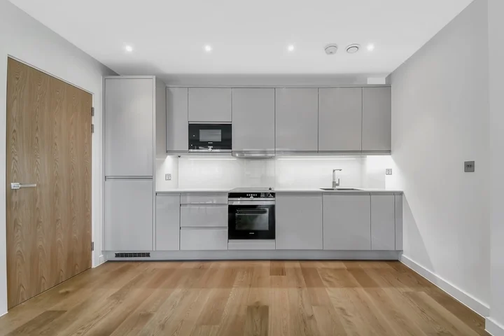 Flat Lismore Boulevard in Greater London