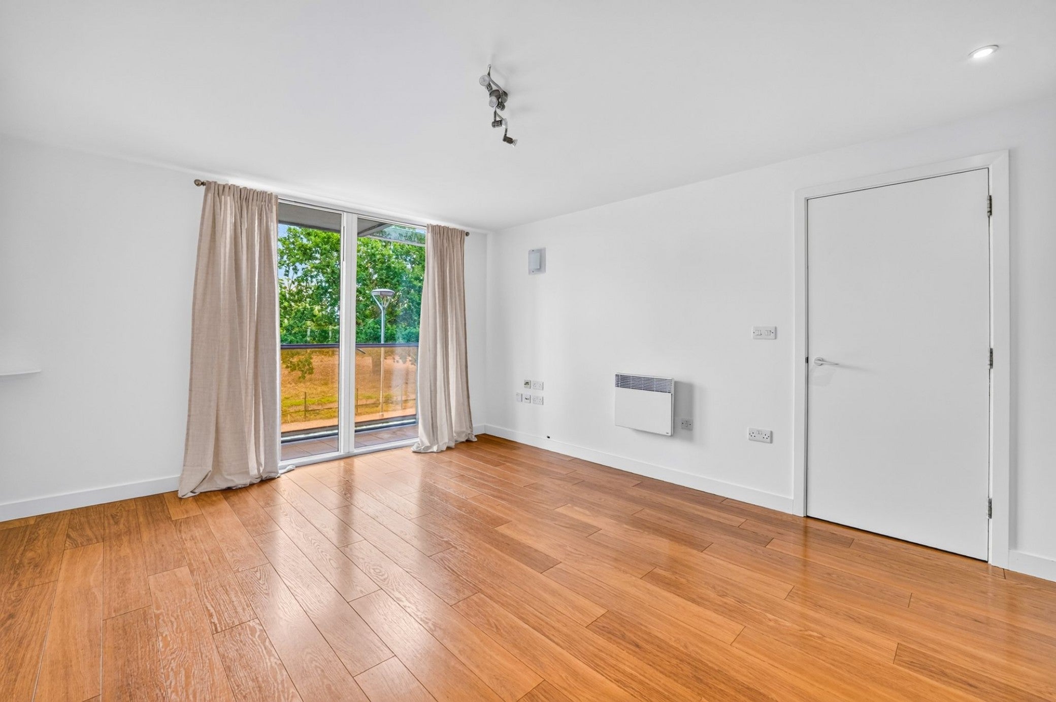 Flat Chadwell Lane in Greater London