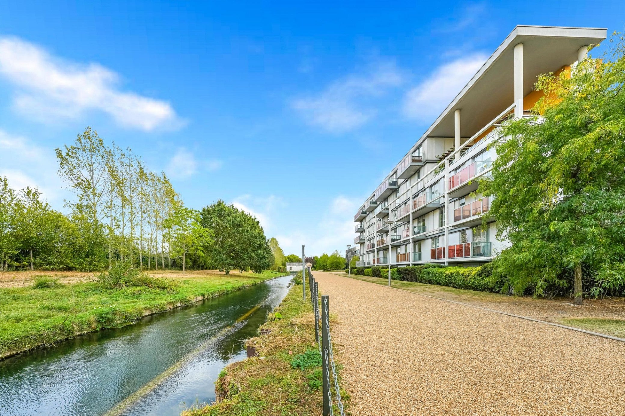 Flat Chadwell Lane in Greater London