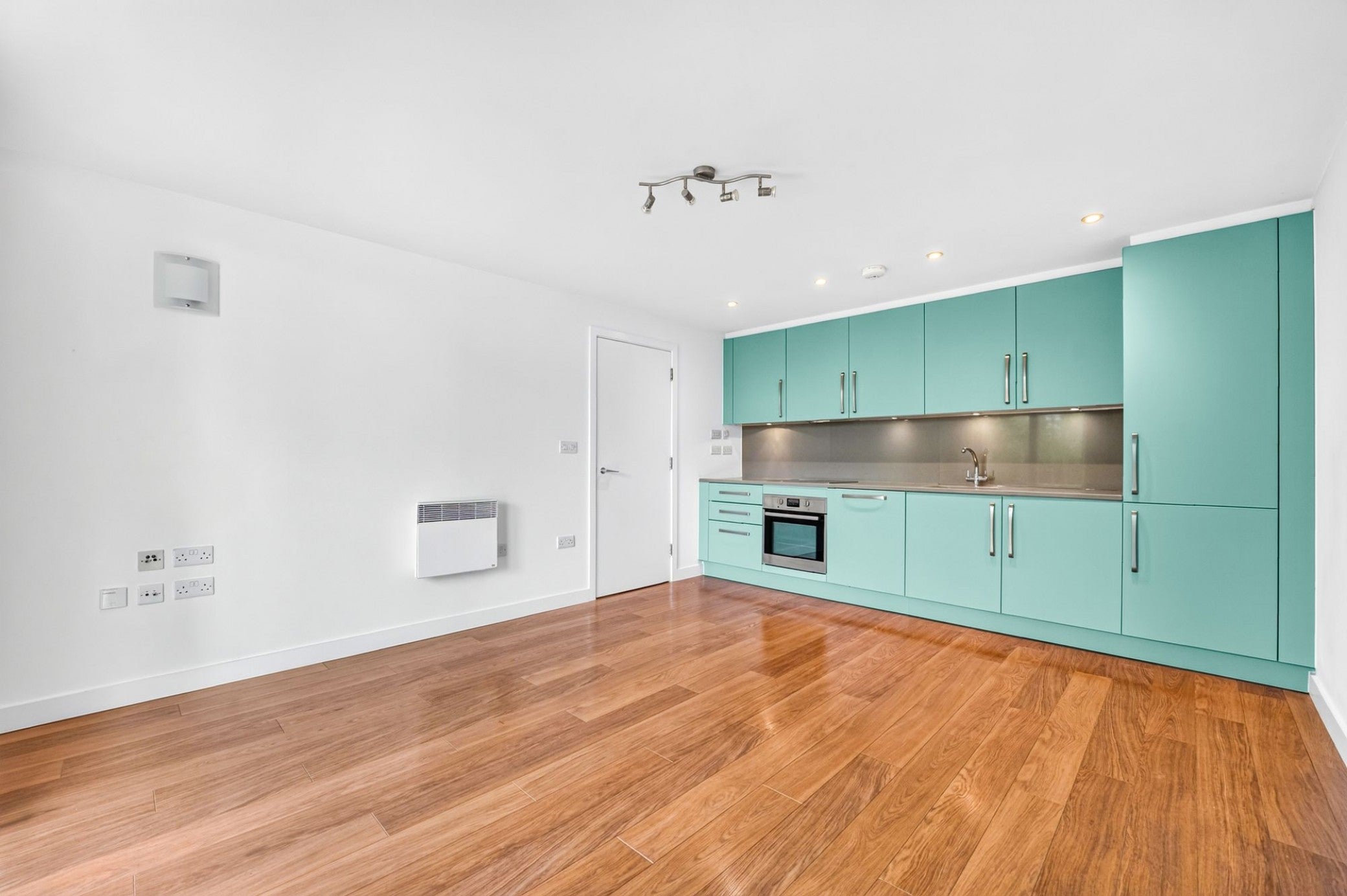 Flat Chadwell Lane in Greater London