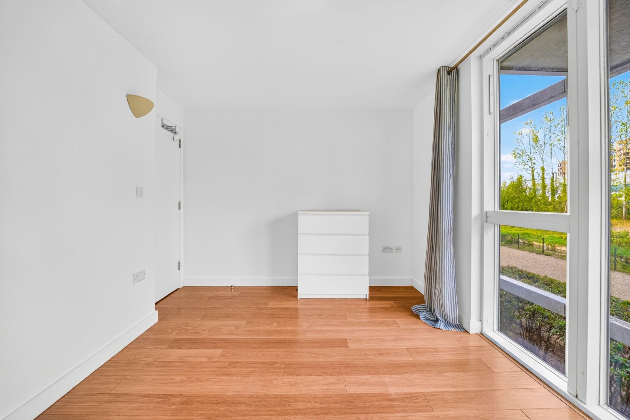Flat Chadwell Lane in Greater London