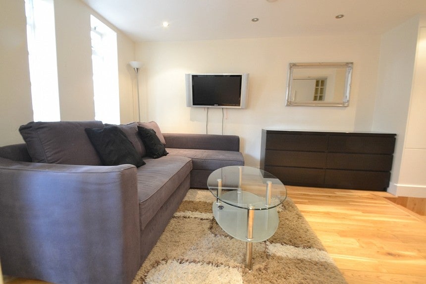 Flat Sloane Avenue in Greater London