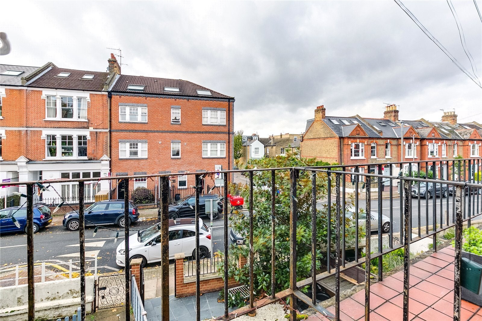 Flat Roskell Road in Greater London