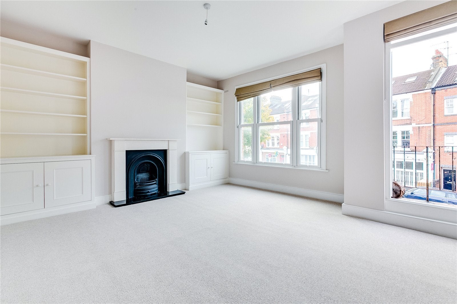 Flat Roskell Road in Greater London