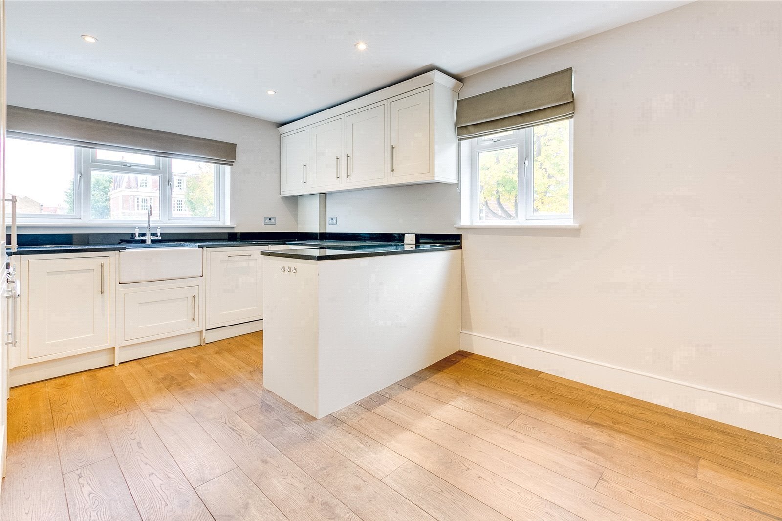 Flat Roskell Road in Greater London
