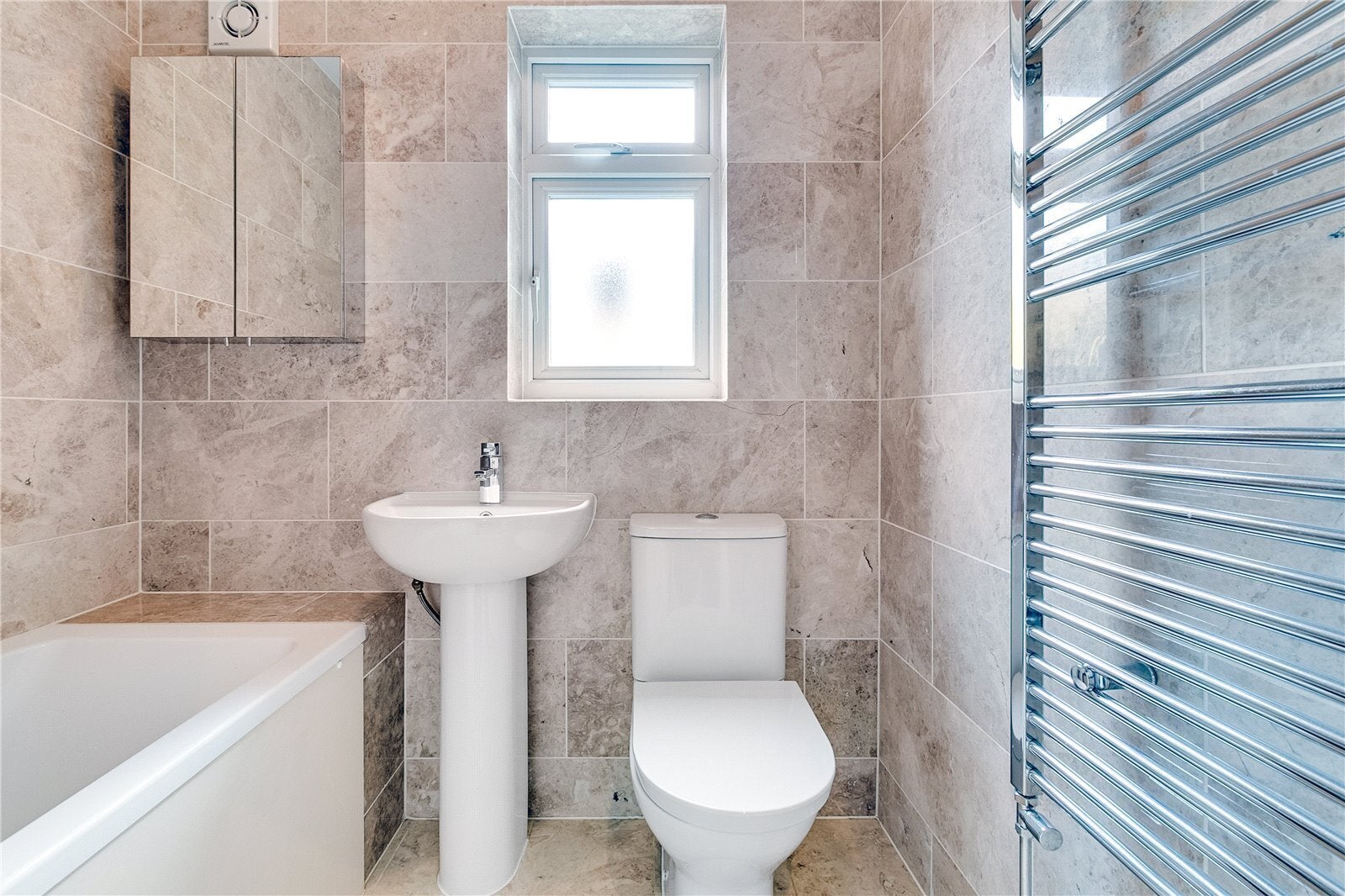 Flat Roskell Road in Greater London
