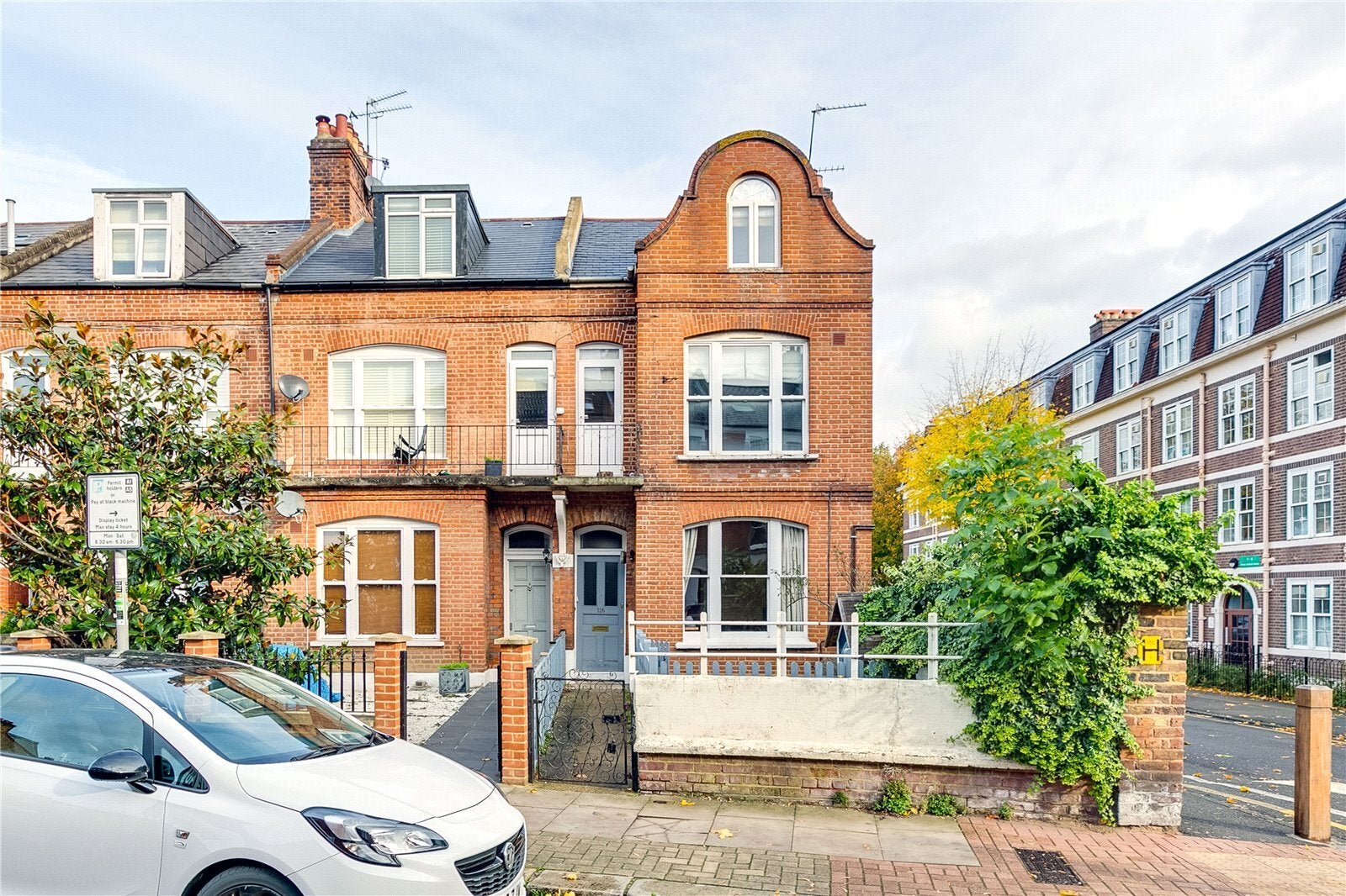 Flat Roskell Road in Greater London