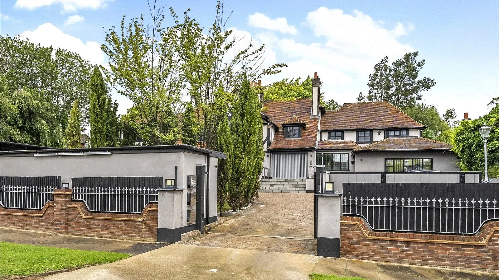 House Beech Hill Avenue in Greater London