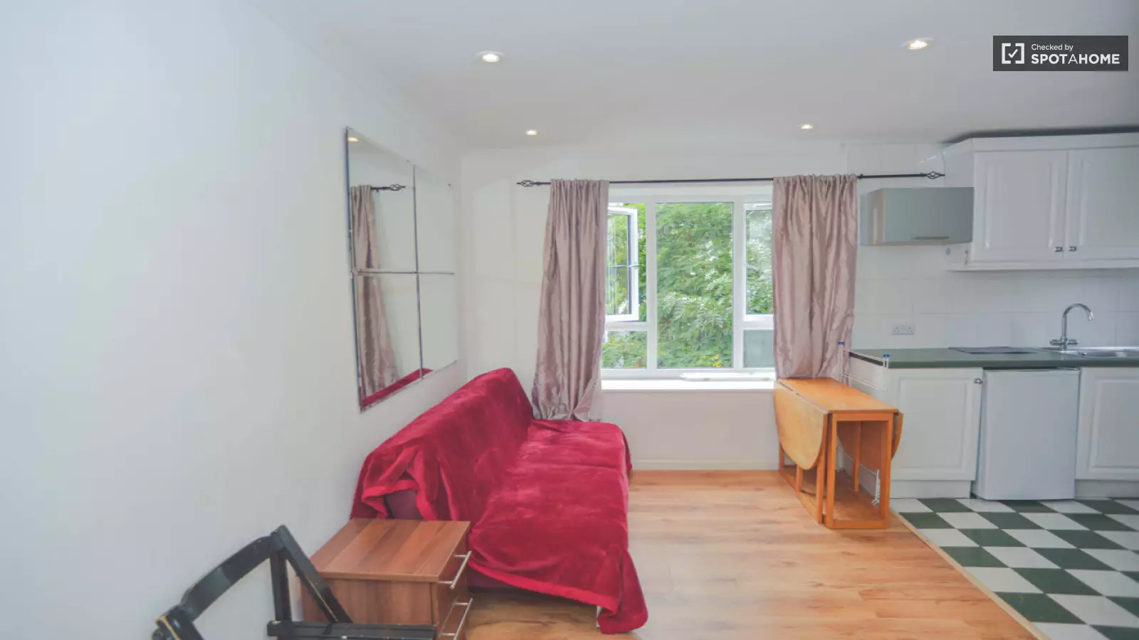 Flat Kingsford Way in Greater London