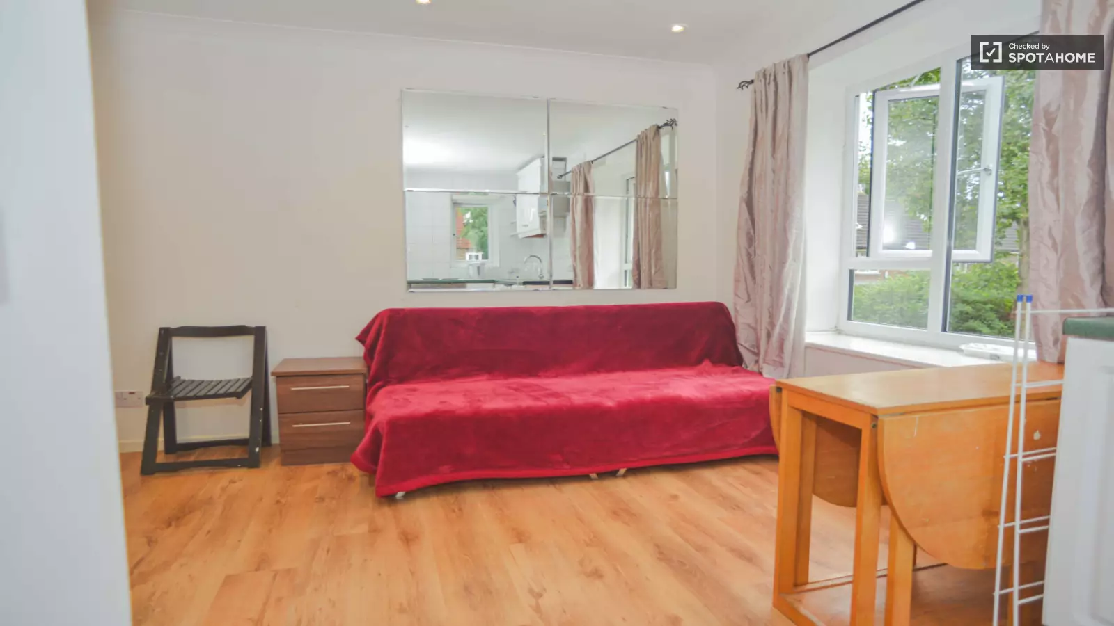 Flat Kingsford Way in Greater London