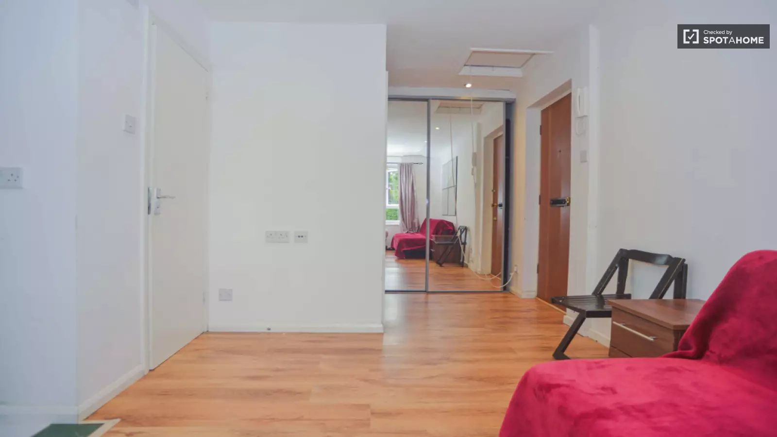 Flat Kingsford Way in Greater London