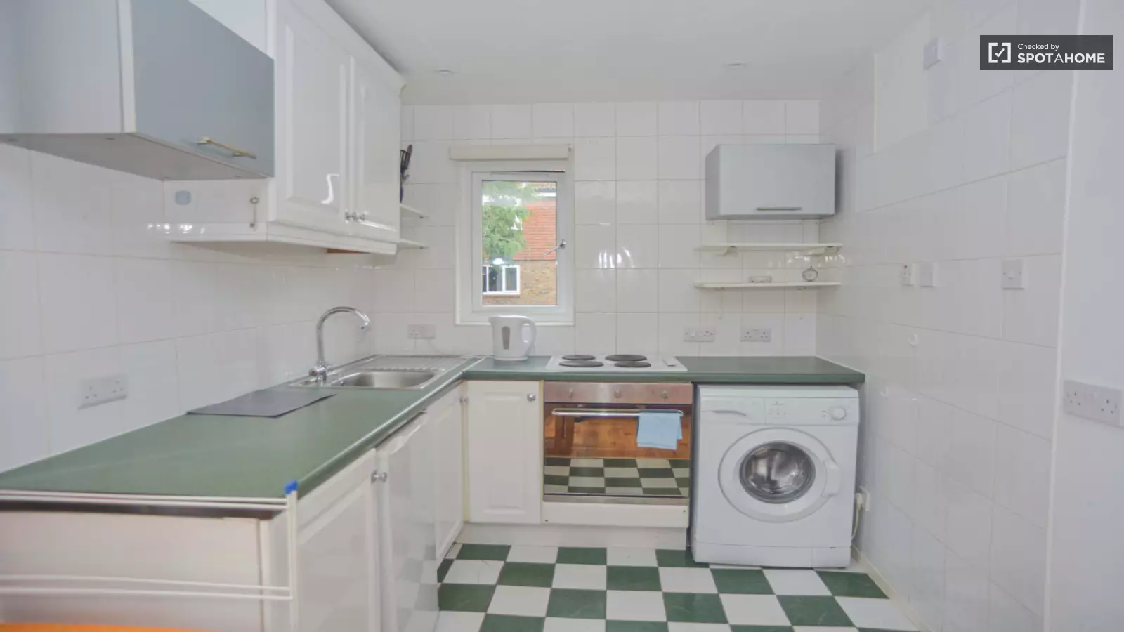 Flat Kingsford Way in Greater London