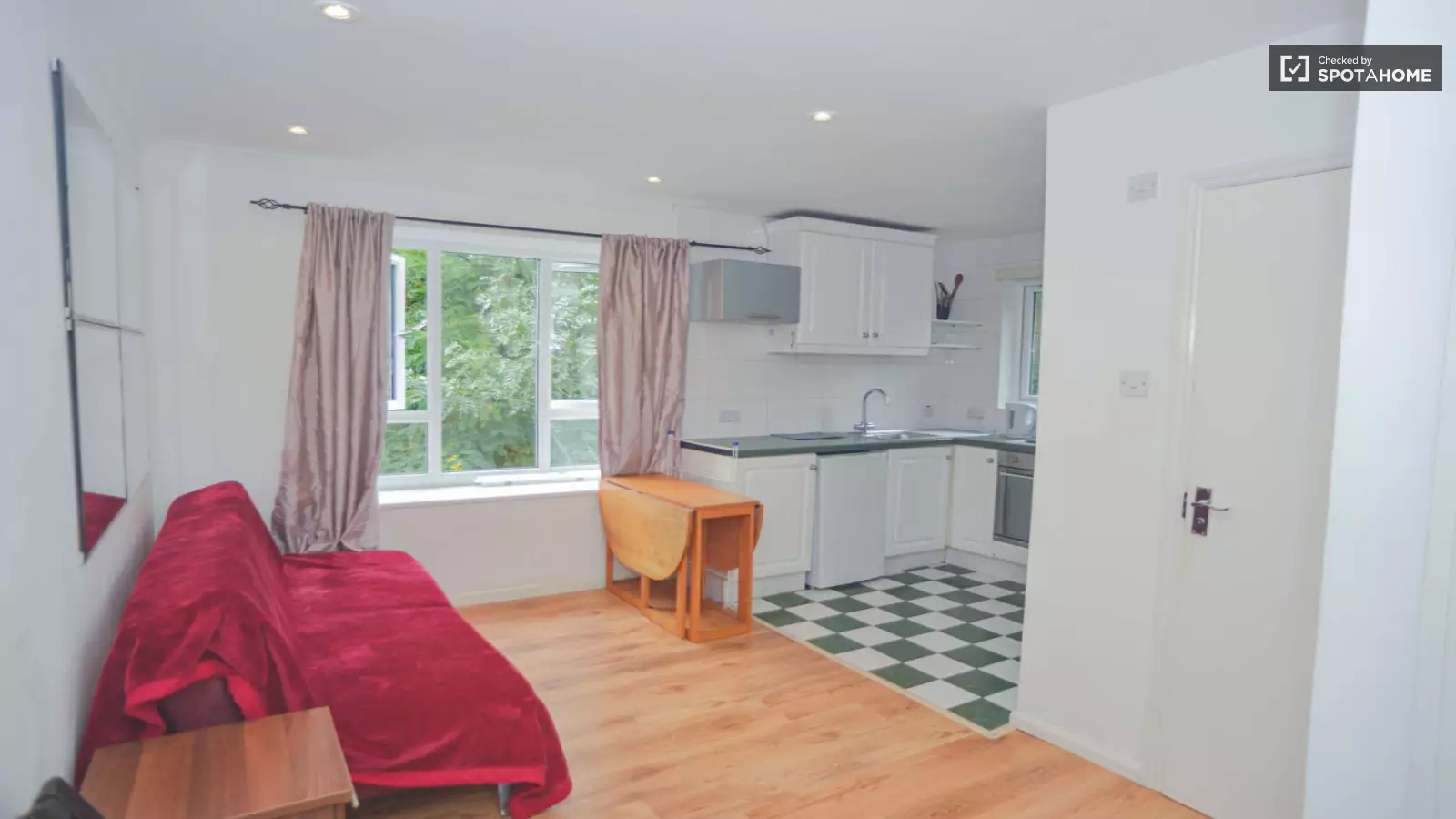 Flat Kingsford Way in Greater London