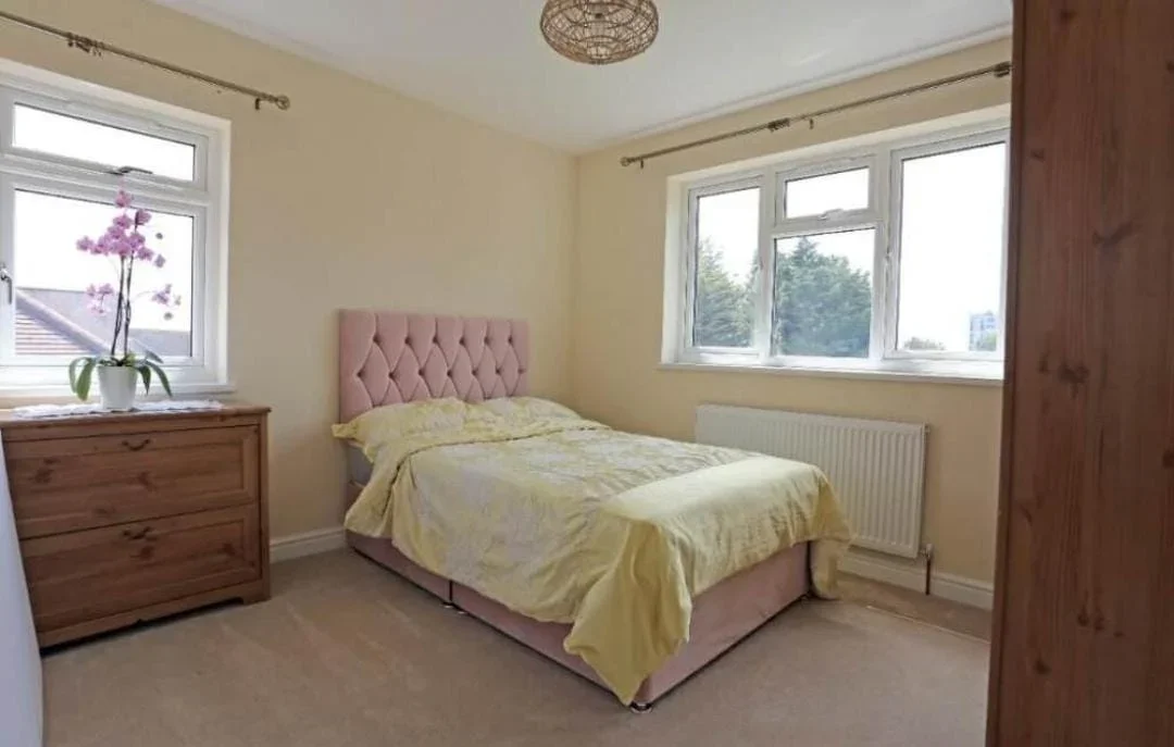 Room Whalebone Lane North in Greater London
