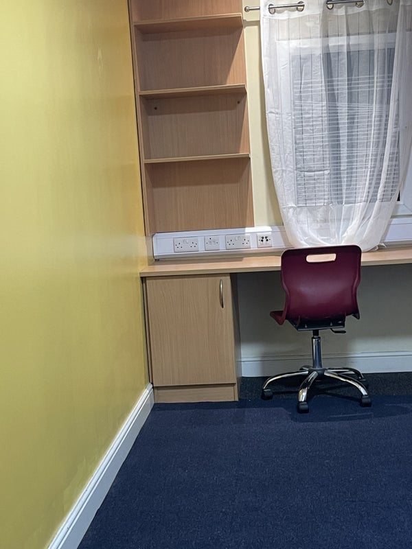 Room Longside Lane in Bradford