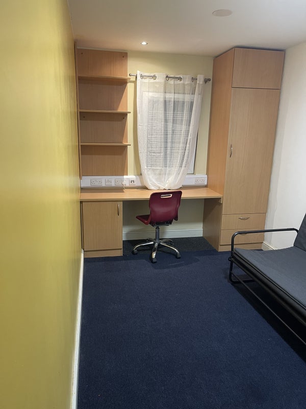 Room Longside Lane in Bradford
