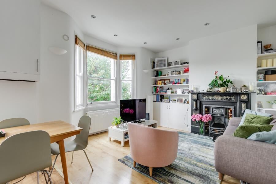 Flat Ingham Road in Greater London