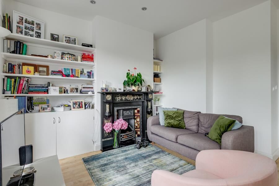 Flat Ingham Road in Greater London