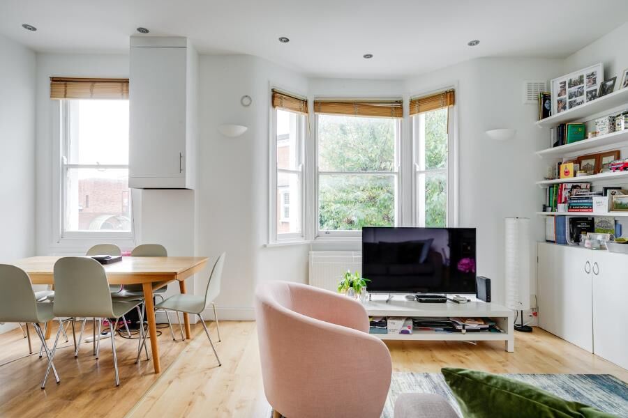 Flat Ingham Road in Greater London
