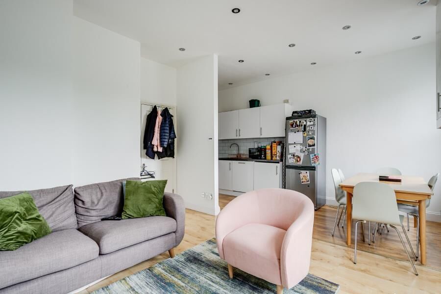 Flat Ingham Road in Greater London