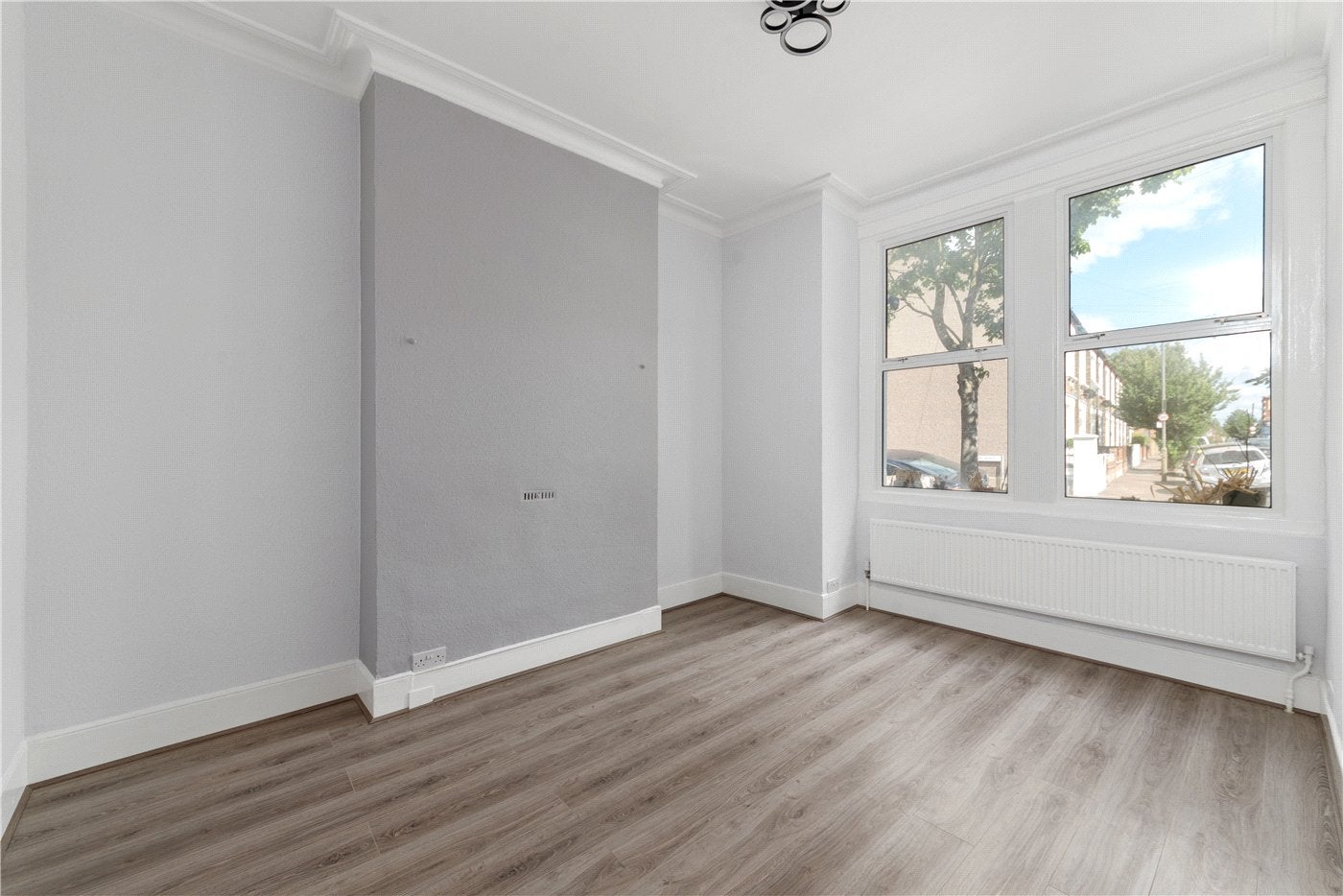 Flat Byton Road in Greater London