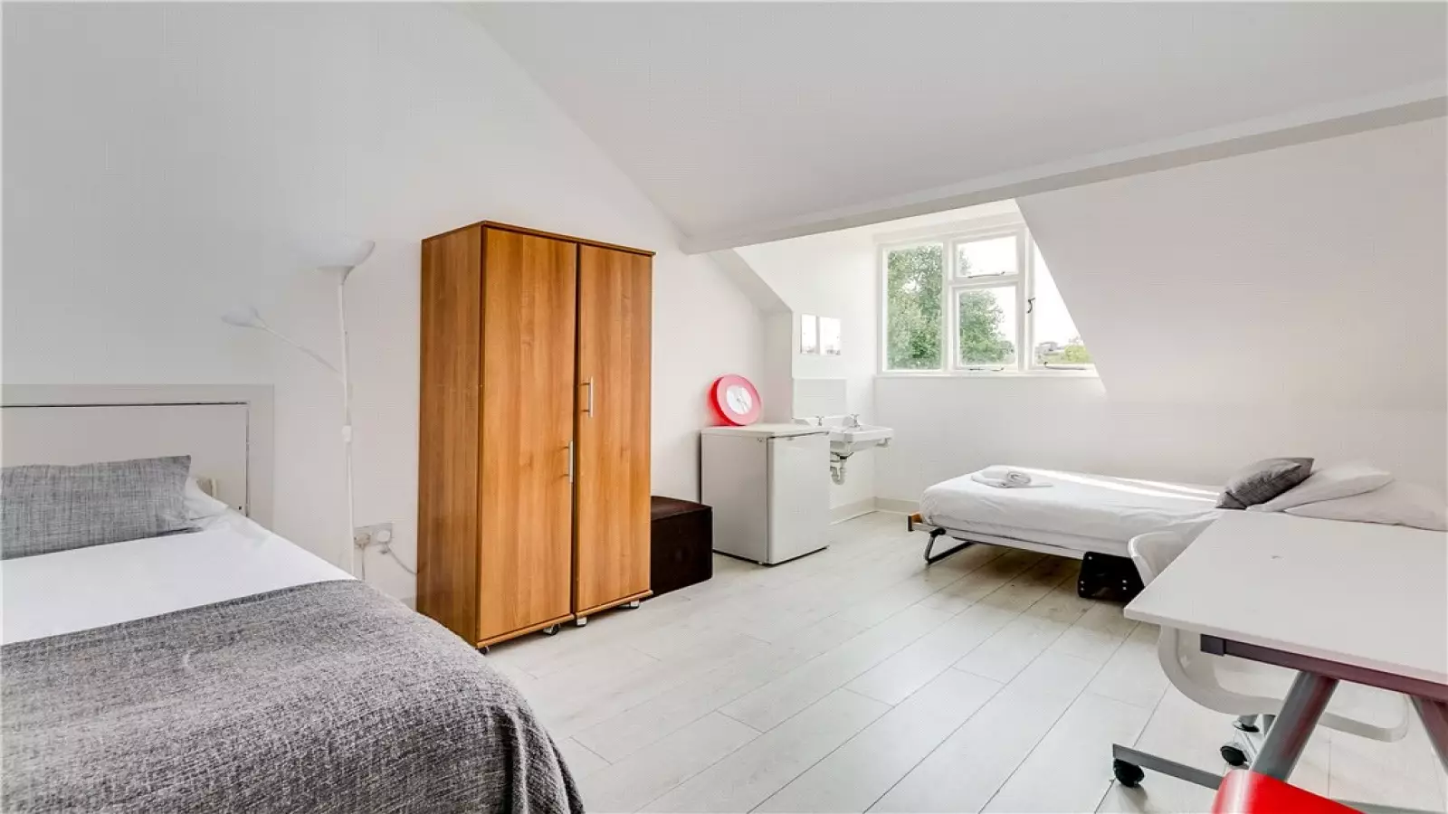 Room Penywern Road in Greater London