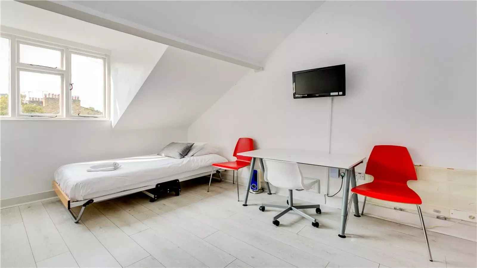 Room Penywern Road in Greater London