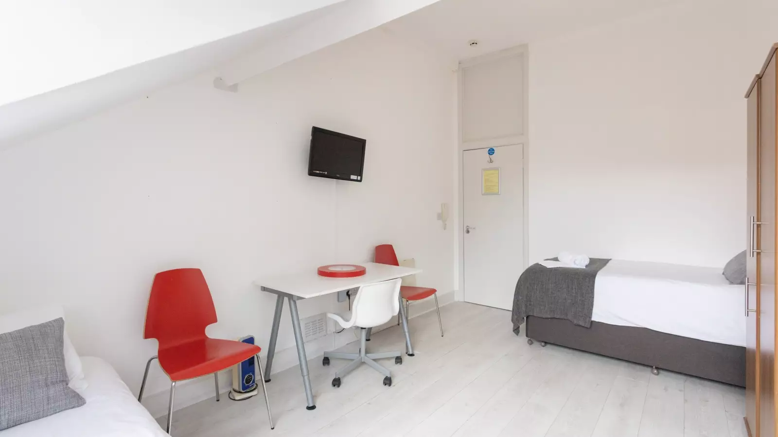 Room Penywern Road in Greater London