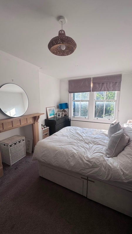 Room Elms Crescent in Greater London