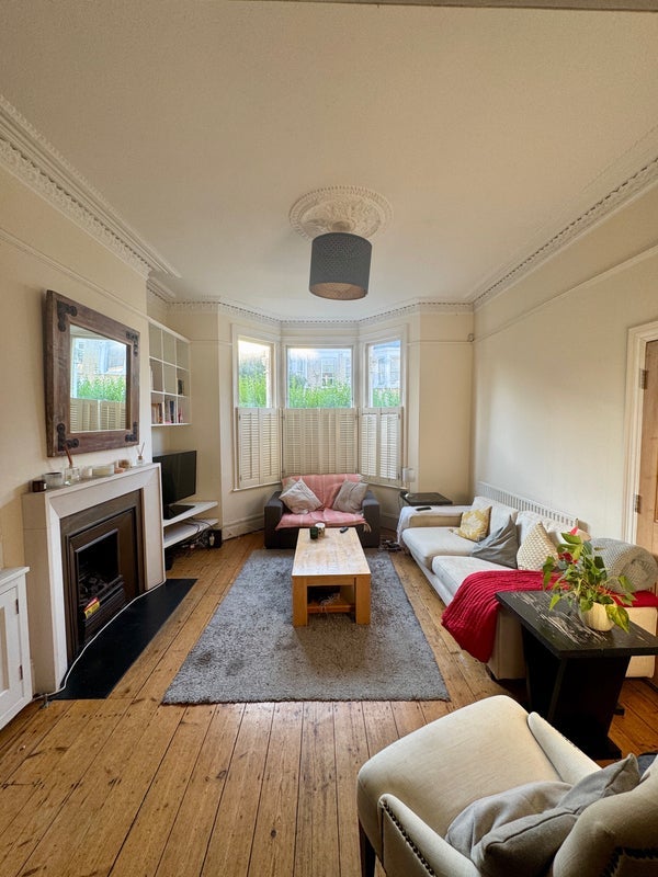 Room Elms Crescent in Greater London
