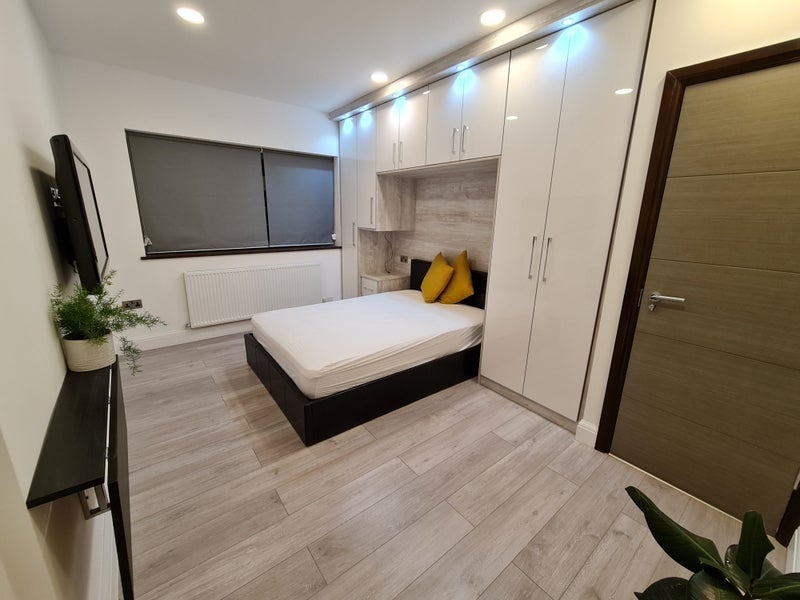 Room Sunray Avenue in Greater London
