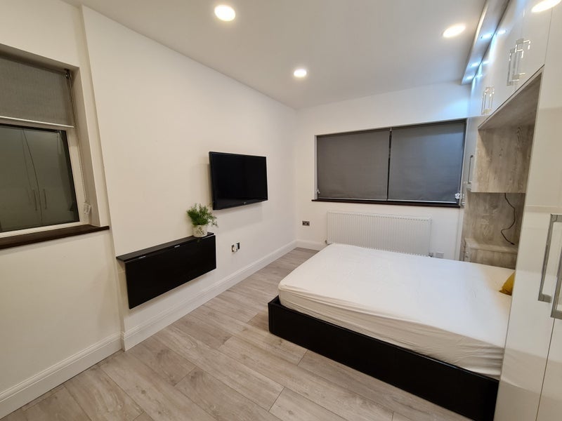 Room Sunray Avenue in Greater London