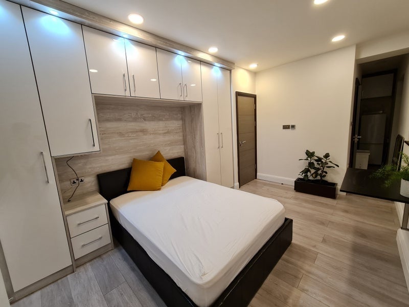 Room Sunray Avenue in Greater London