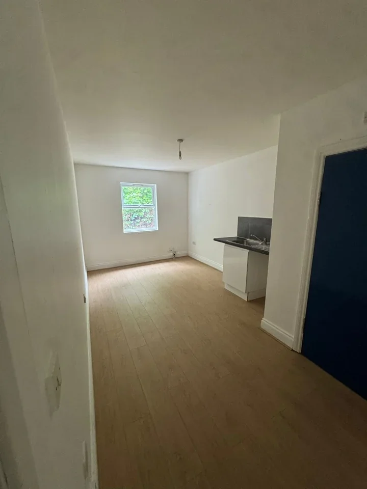 Flat Lullingstone Crescent in Greater London