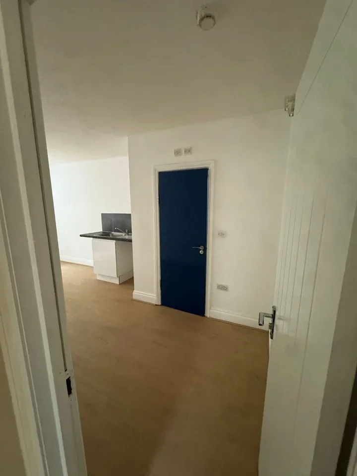 Flat Lullingstone Crescent in Greater London