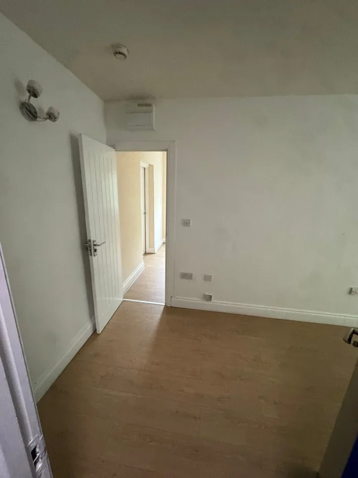 Flat Lullingstone Crescent in Greater London