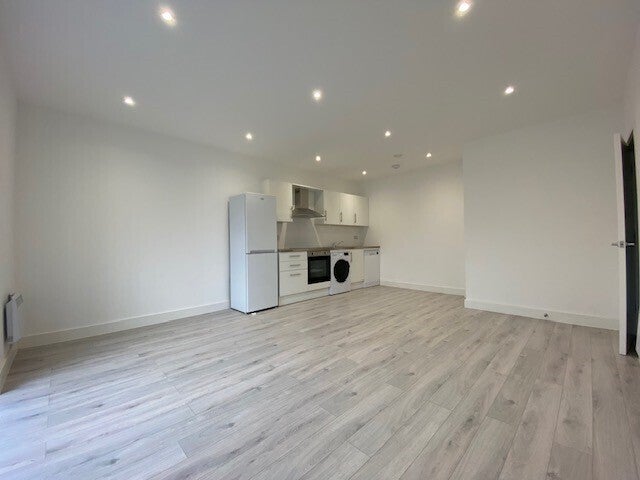 Flat Gatehouse Way in Aylesbury