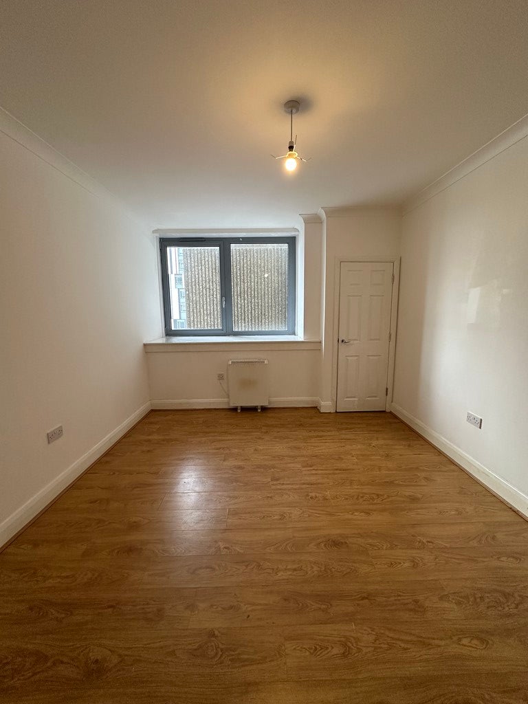 Flat Wakering Road in Greater London