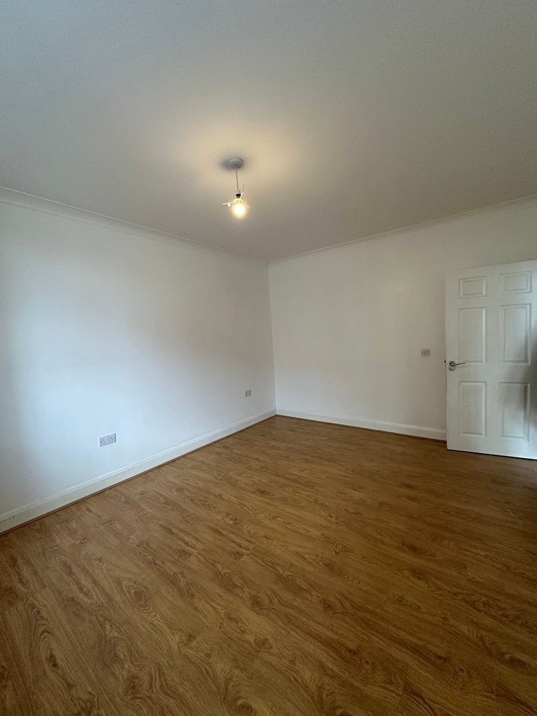 Flat Wakering Road in Greater London