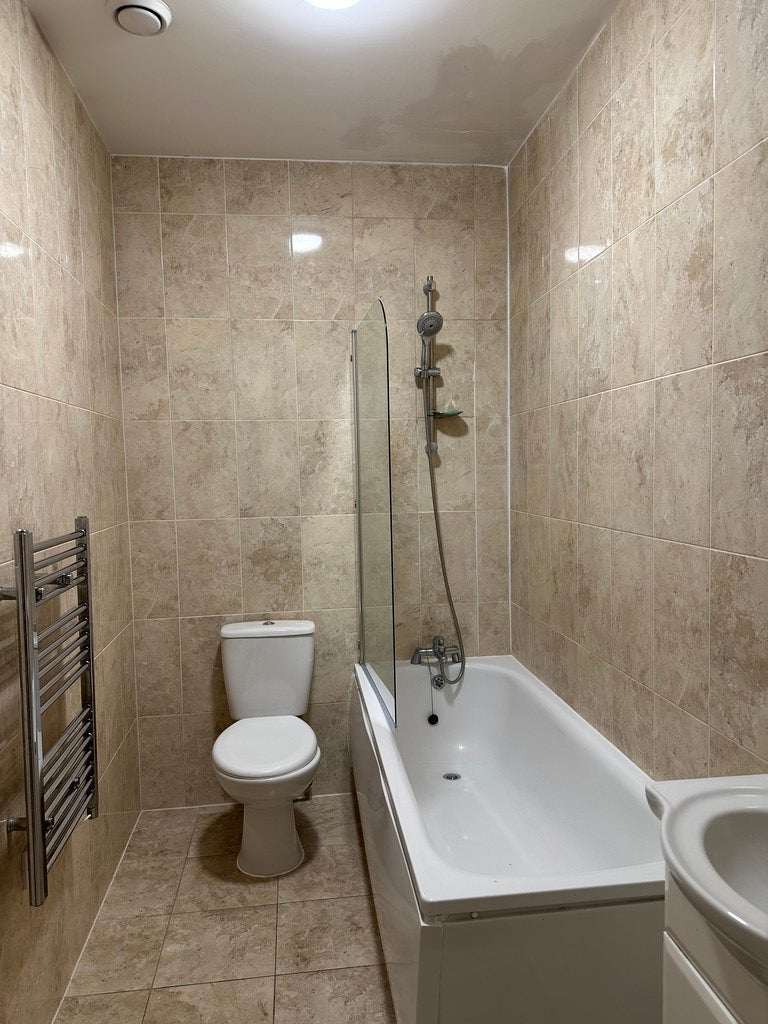 Flat Wakering Road in Greater London