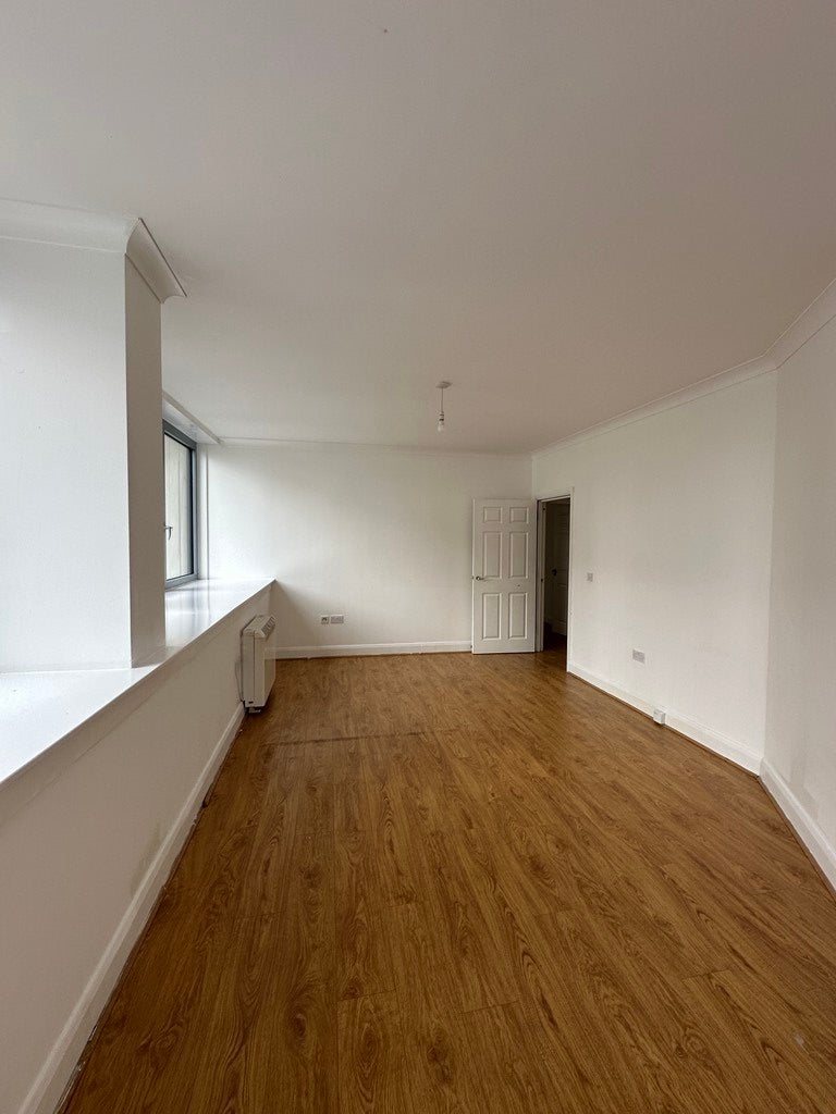 Flat Wakering Road in Greater London