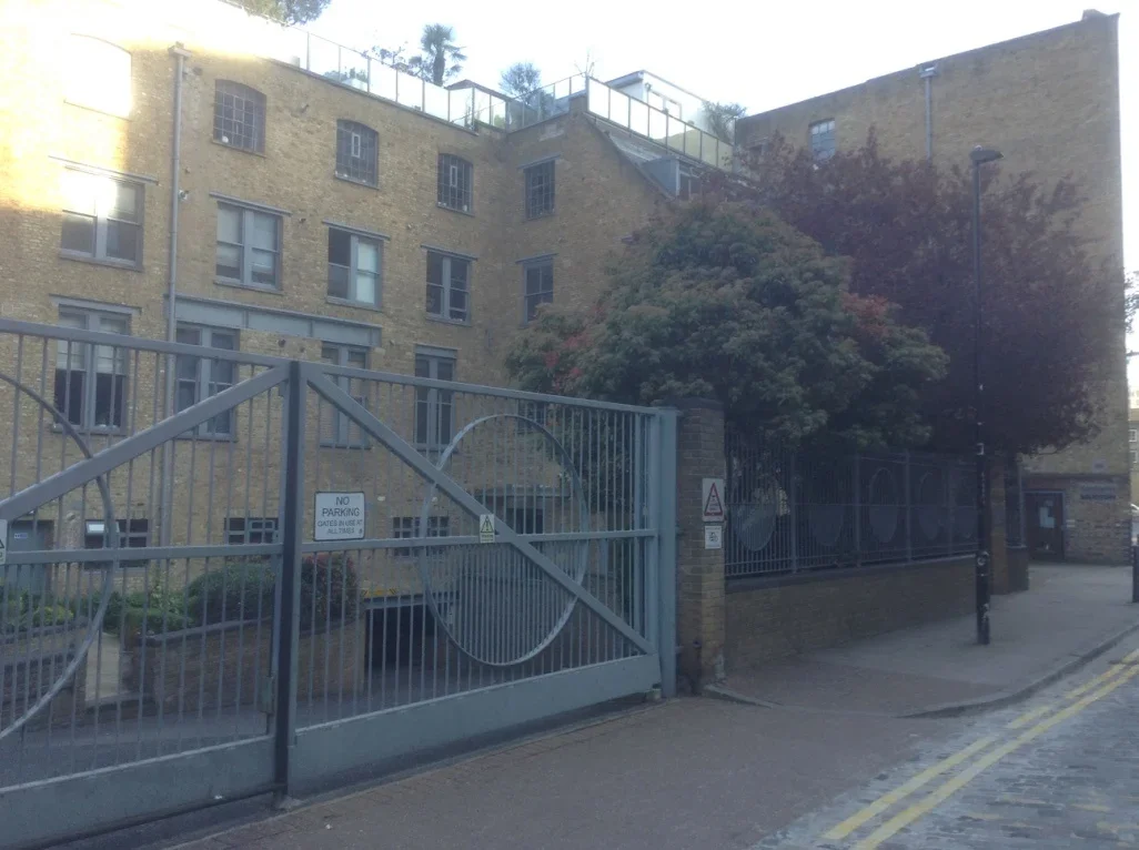 Flat Gower's Walk in Greater London