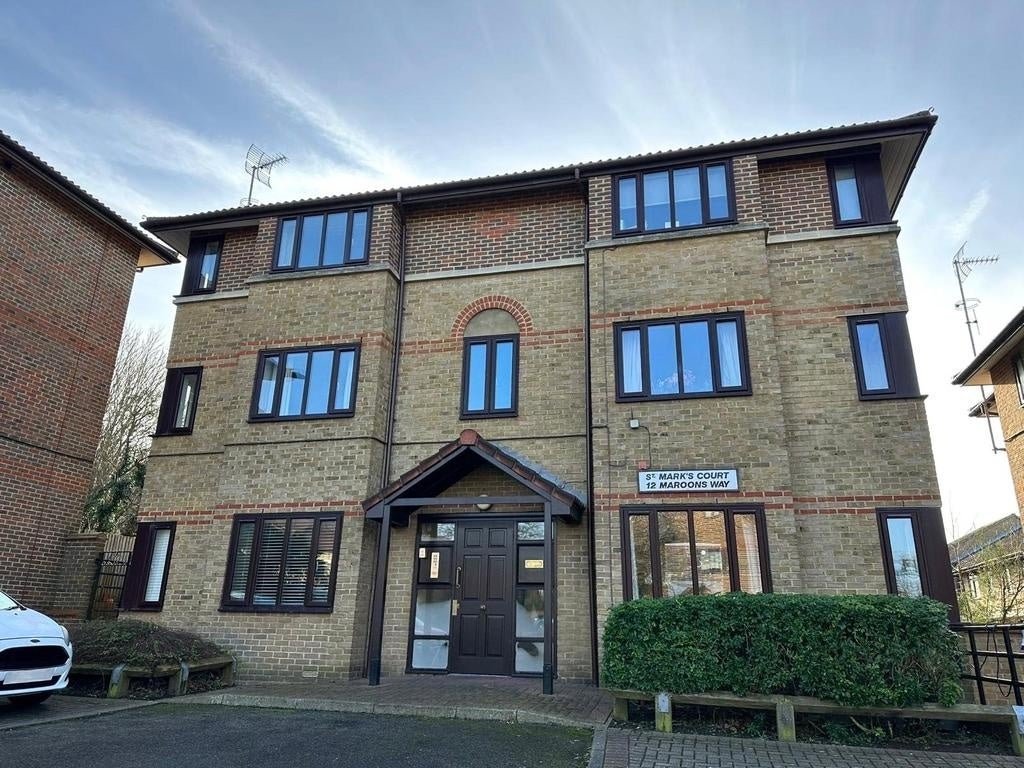 Flat Hawkins Way in Greater London
