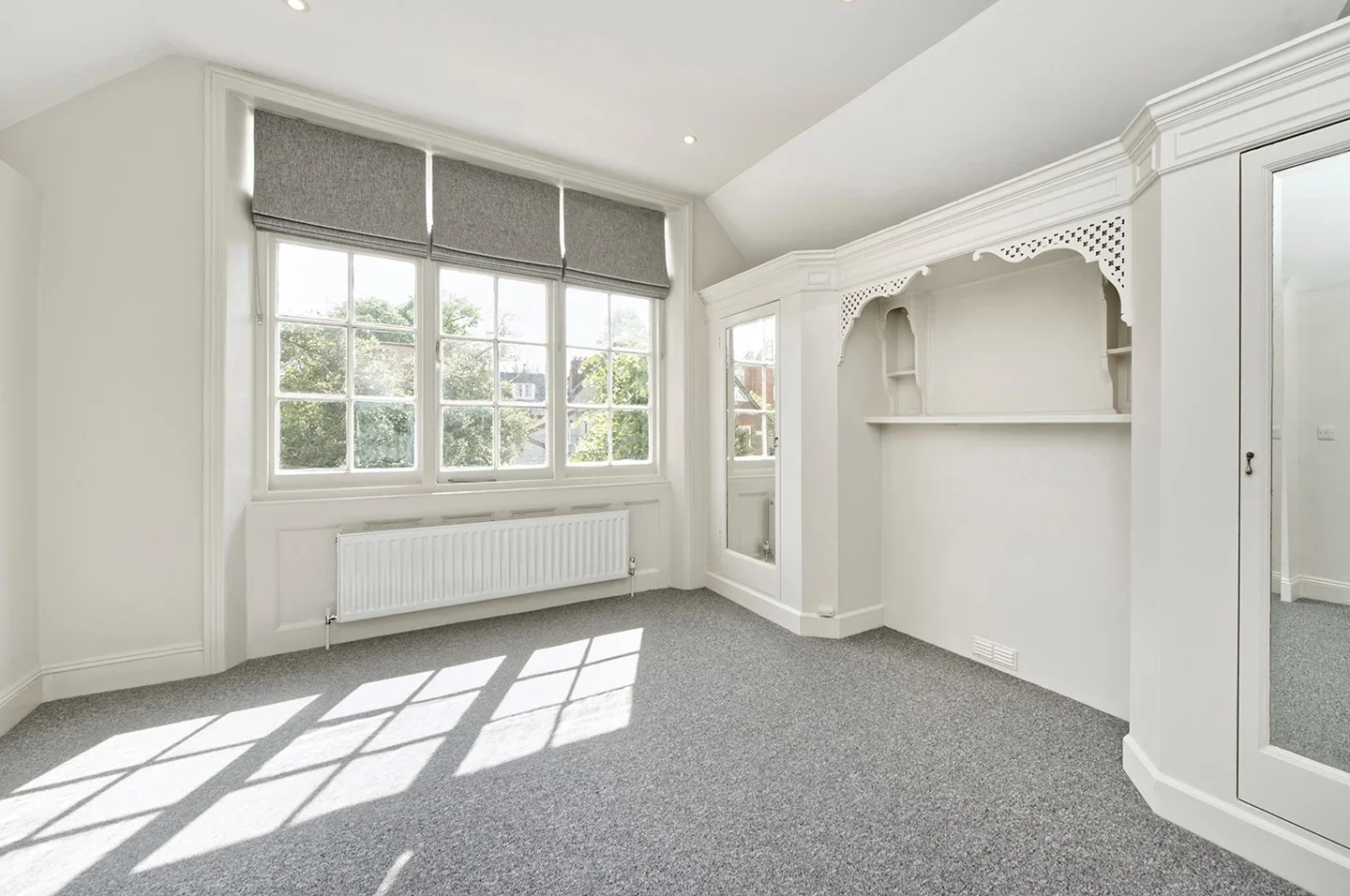 Flat Dealtry Road in Greater London