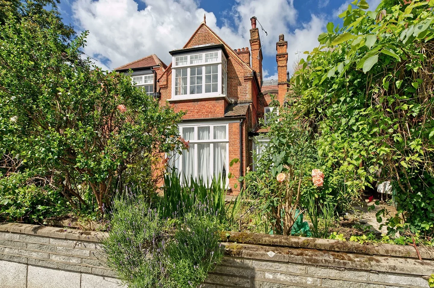 Flat Dealtry Road in Greater London