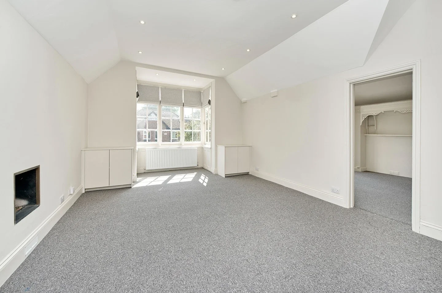 Flat Dealtry Road in Greater London