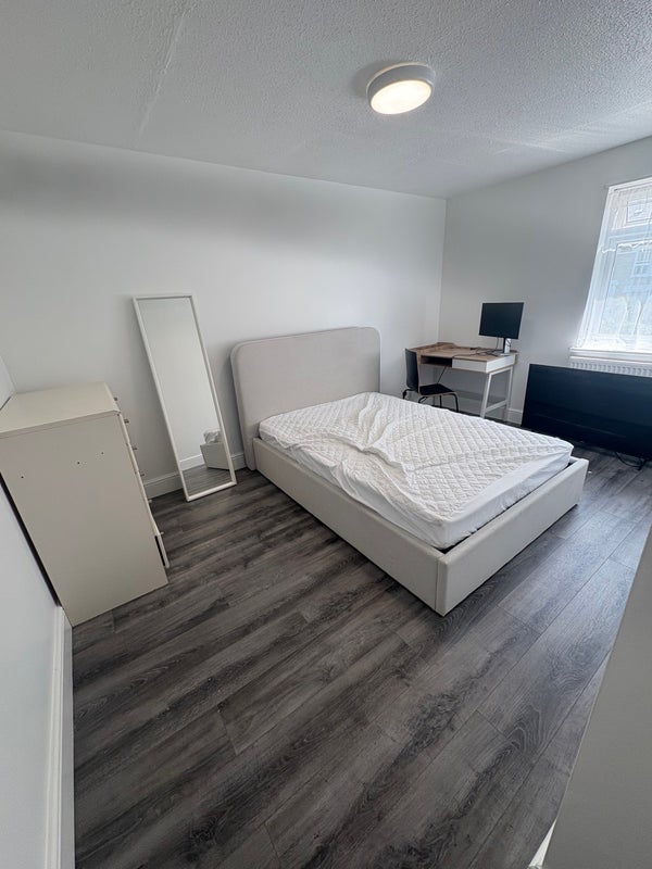 Room Wimborne Close in Greater London